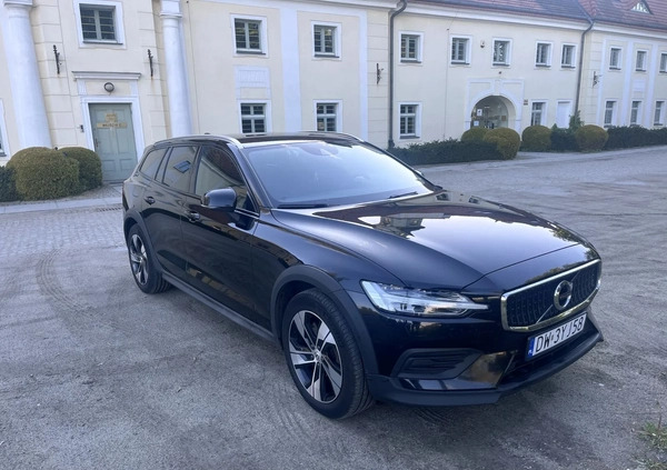 Volvo V60 Cross Country cena 94700 przebieg: 260000, rok produkcji 2019 z Wrocław małe 106